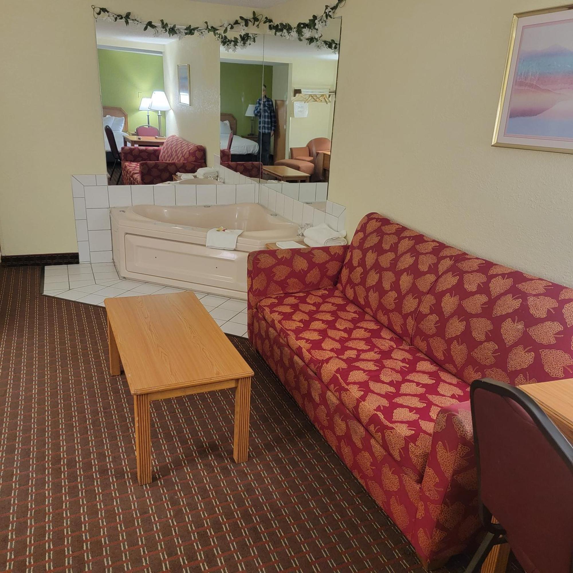 Days Inn By Wyndham Fort Dodge Esterno foto