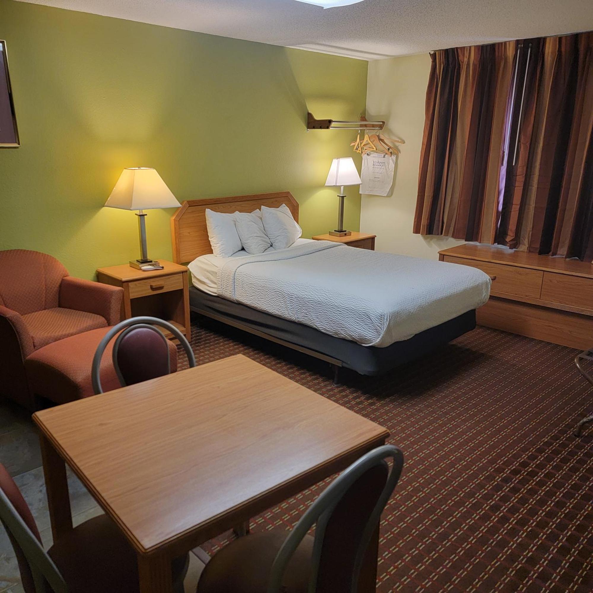 Days Inn By Wyndham Fort Dodge Esterno foto