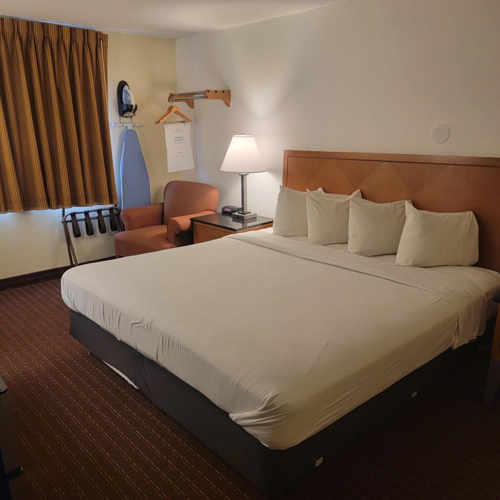 Days Inn By Wyndham Fort Dodge Esterno foto